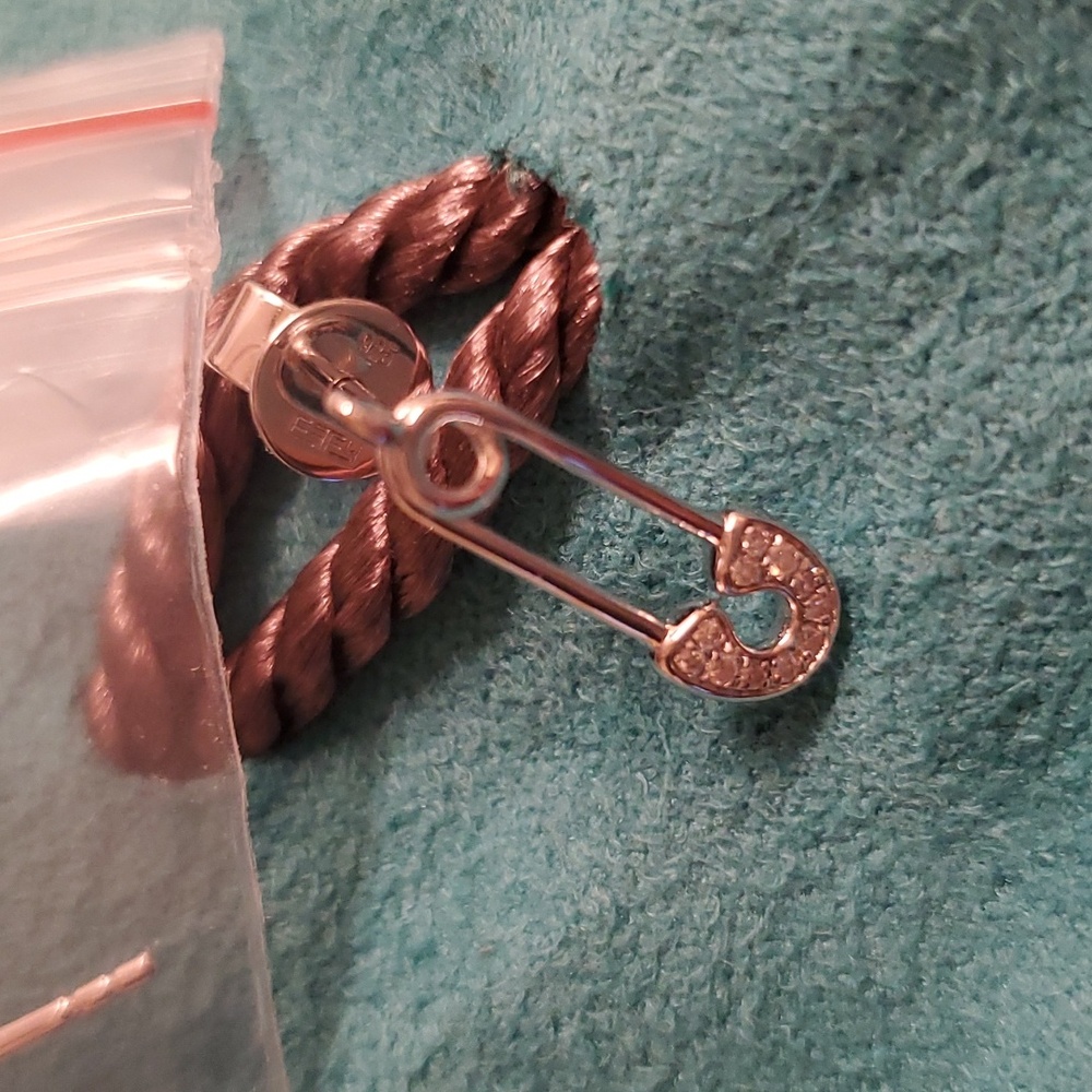 NWT EFFY DIAMOND SAFETY PIN STUDS EARRINGS STERLING SILVER 💙 - Picture 4 of 4